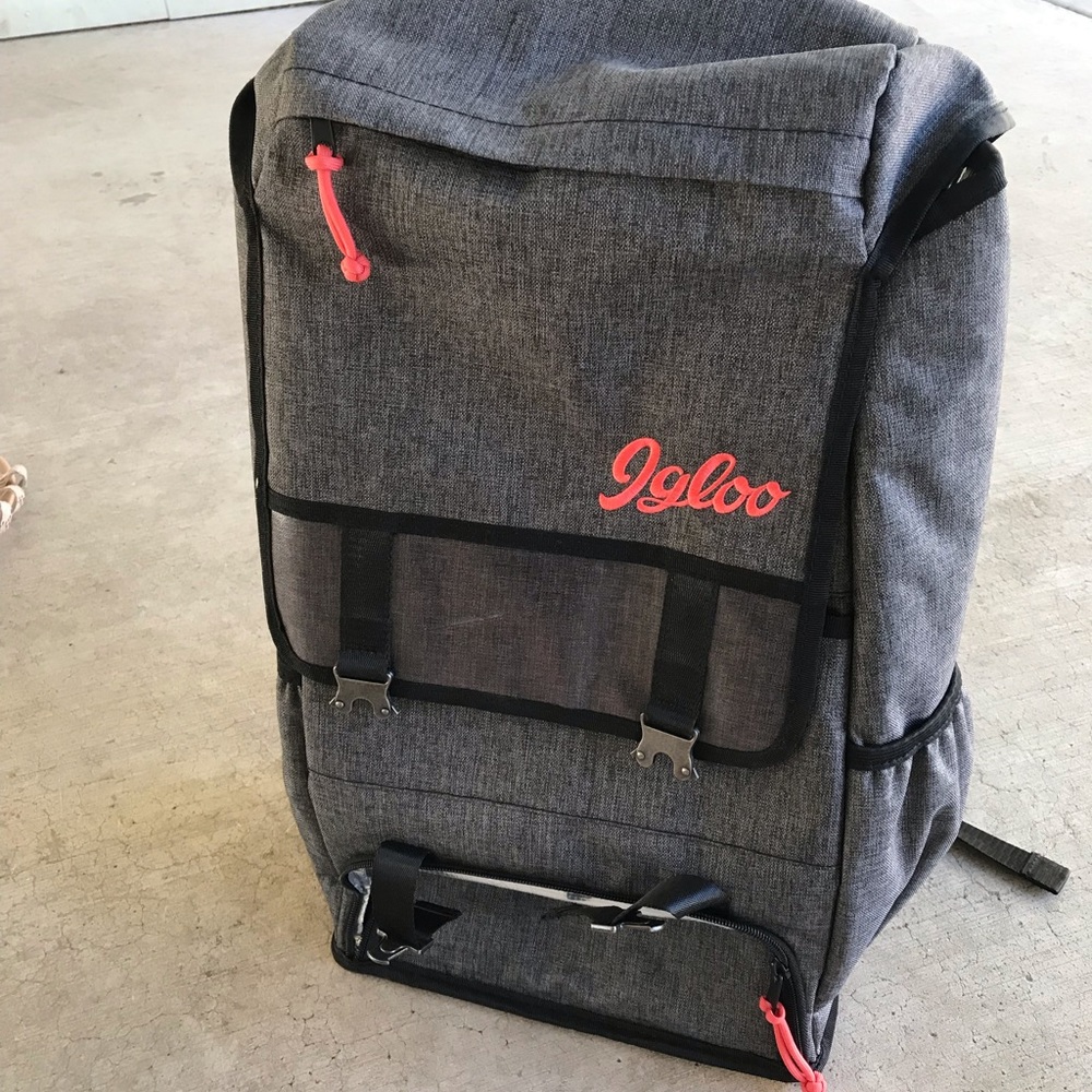 Insulated wine backpack